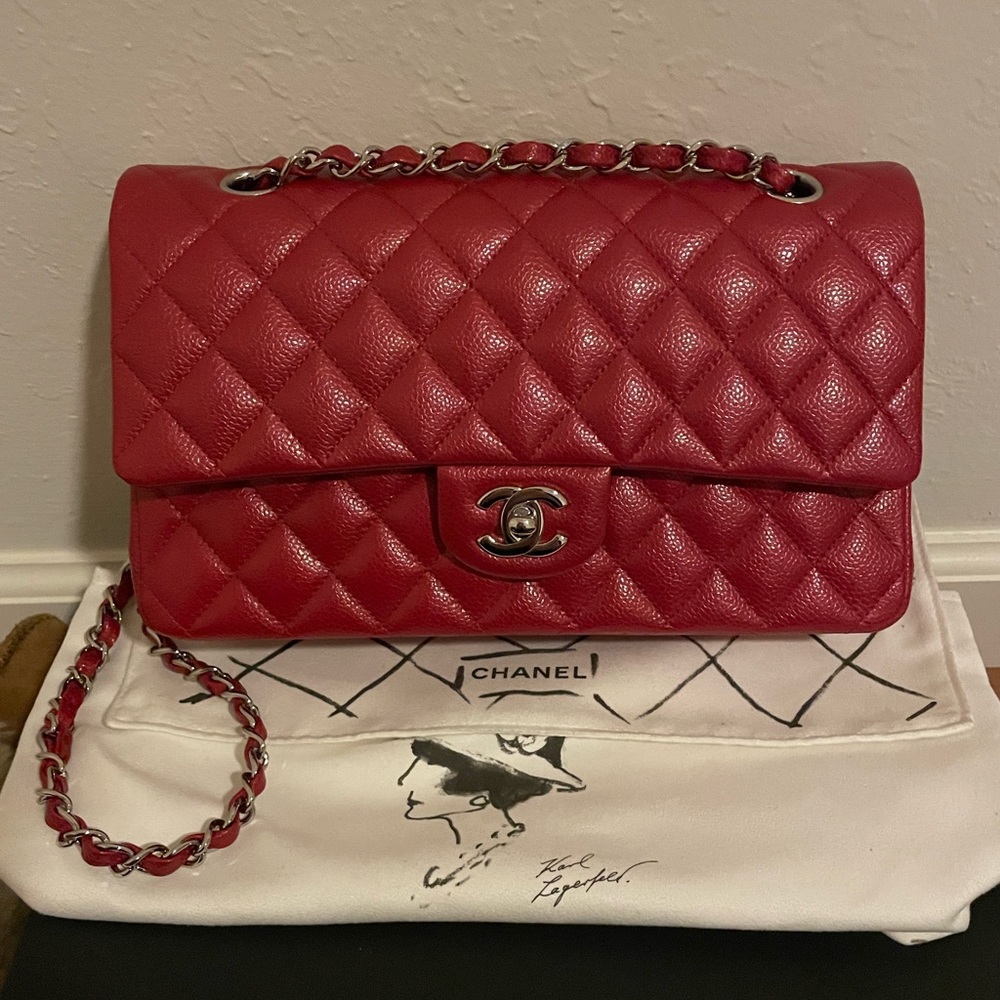 ❤️ Authentic Chanel Classic Flap (M/L)